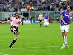 Edinson Cavani debutó en el calcio con un golazo ante Fiorentina