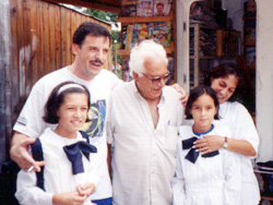 El homenajeado, Luciano González, junto a su familia