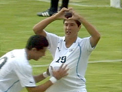 Juan Manuel San Martín festeja su gol ante Argentina