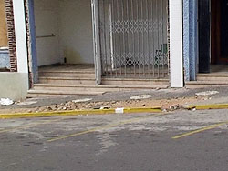 Vecinos reclaman por estado de la vereda en el lugar