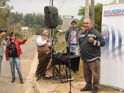 De renuncias, polvo, gallinas con dientes y calle Sarandí...