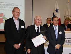 Premian a la Intendencia de Rivera en Panamá, en seminario sobre gobernabilidad municipal