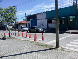 Señales de tránsito en Florencio Sánchez y San Martín frente a Plaza de Deportes