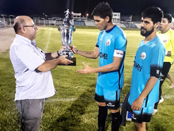 Entrega del trofeo en disputa